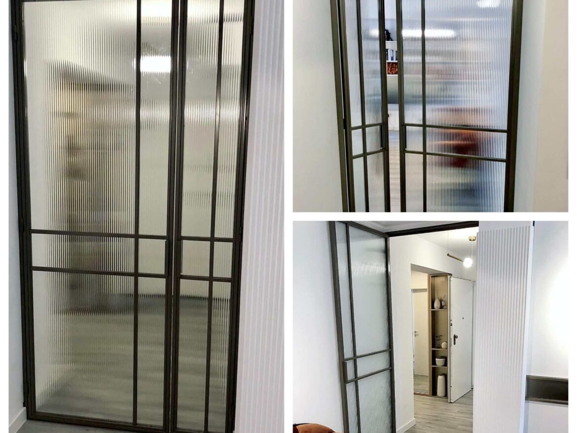 Partitie metalica cu uși batante asimetrice